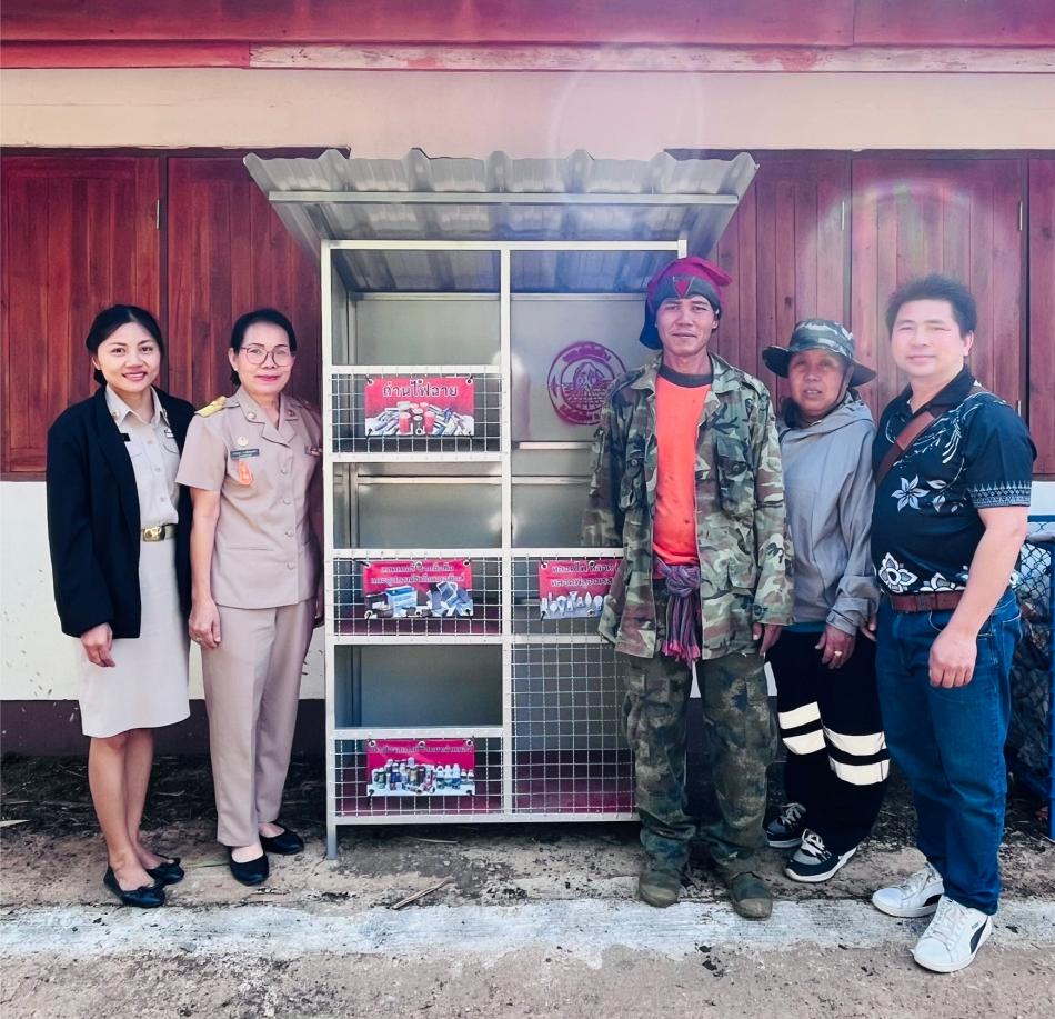 ลงพื้นที่มอบตู้ขยะอันตรายให้กับหมู่บ้าน เพื่อคัดแยกและรวบรวมขยะอันตรายจากครัวเรือนและชุมชน 