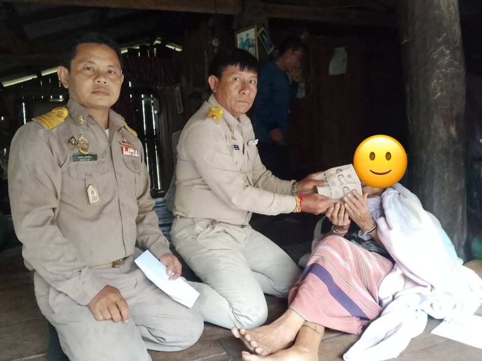  ลงพื้นที่พูดคุย เยี่ยมให้กำลังใจ พร้อมมอบเงินเยียวยาช่วยเหลือประชาชน ผู้ประสบปัญหาทางสังคม ครอบครัวรายได้น้อย ผู้ยากไร้ ผู้ด้อยโอกาส และผู้สูงอายุ ในตำบล จำนวน 6 ราย  
