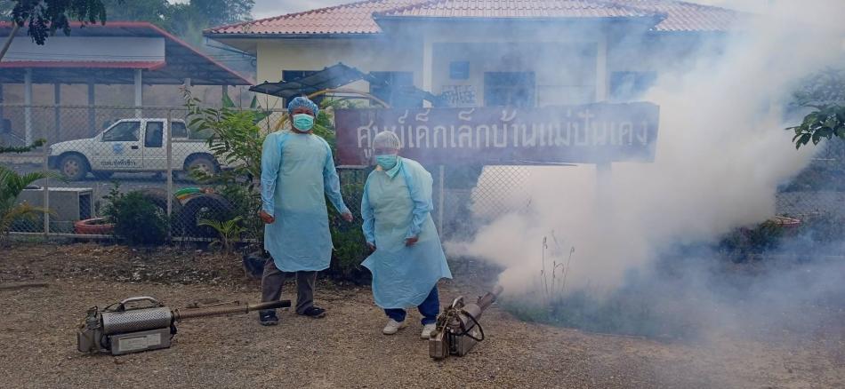 เจ้าหน้าที่งานสาธารณสุขและสิ่งแวดล้อม ได้ออกพ่นหมอกควันในสถานศึกษา ให้กับศูนย์พัฒนาเด็กเล็กในสังกัด 