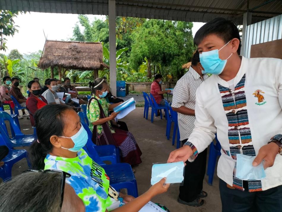 องค์การบริหารส่วนตำบลทุ่งหัวช้าง มอบหน้ากากอนามัยให้กับประชาชนผู้มาติดต่อราชการของสำนักงาน