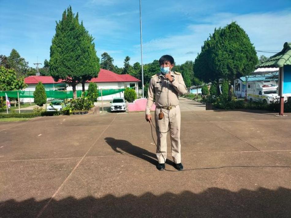 ข้าแถวประชุมชี้แจงเกี่ยวกับแนวทางการปฏิบัติงานประจำสัปดาห์ กับข้าราชการ พนักงานในองค์กร